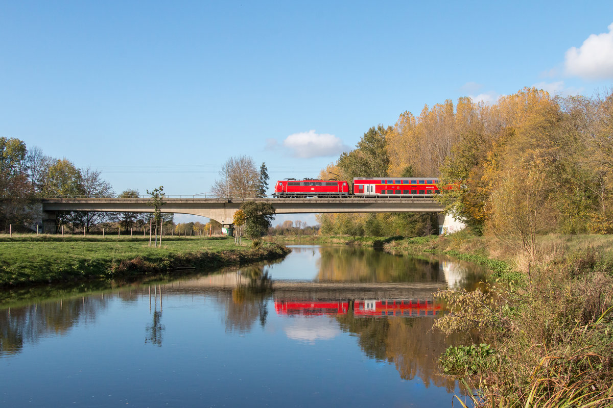 111 118 der DB Regio AG war am 04. November 2020 mit dem Regionalexpress 10416 von Dortmund Hauptbahnhof nach Aachen Hauptbahnhof unterwegs, hier zwischen Hückelhoven-Baal und Brachelen, in Höhe des Naturschutzgebietes  obere Ruraue , beim überqueren der Rur.