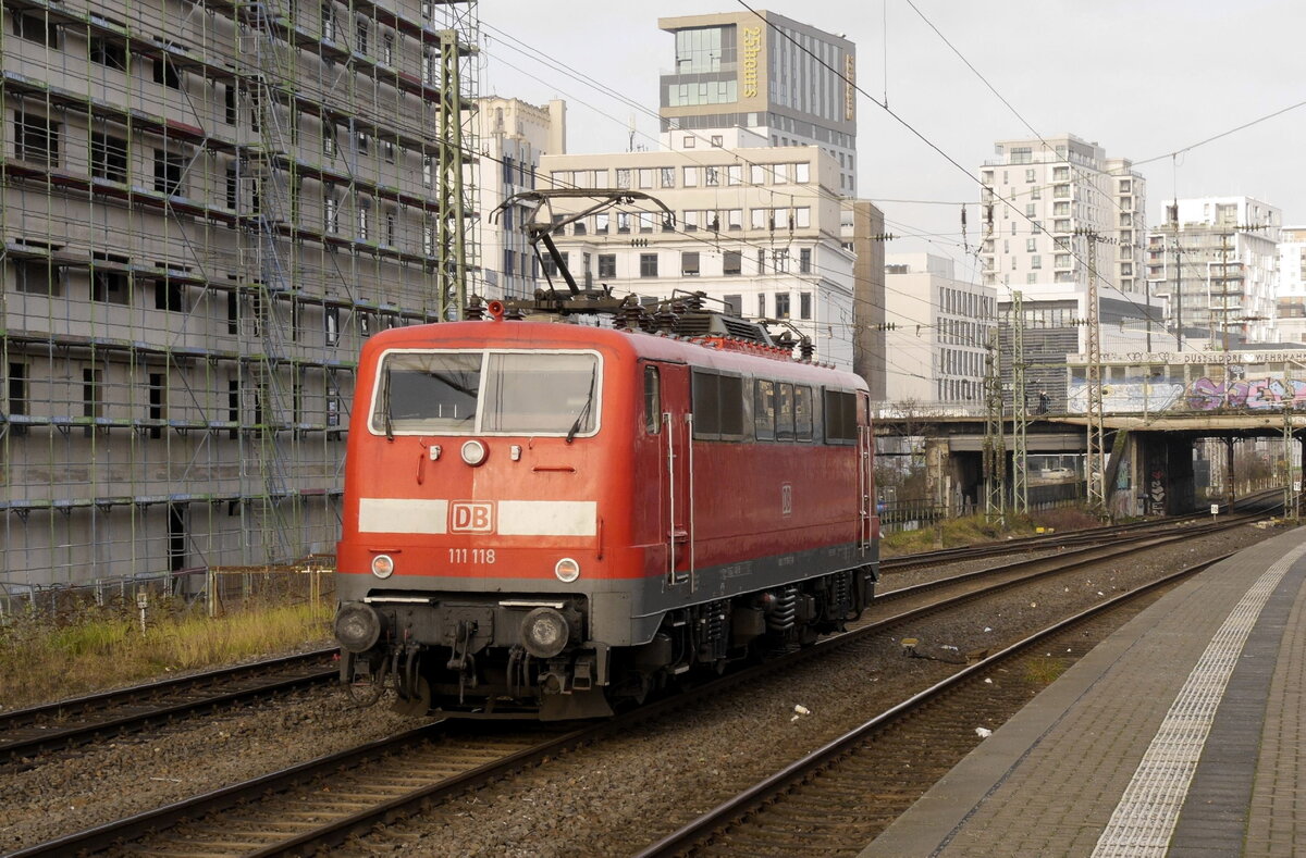 111 118, nicht nur im DB-Regio-Look, sondern laut NVR auch noch im Besitz von DB, fährt am S-Bahn-Haltepunkt Düsseldorf Wehrhahn vorbei Richtung Duisburg. Sie benutzt dabei das sogenannte Ortsgleis, das auch verschiedene RE-Linien nutzen und das (bis zum sechsgleisigen Ausbau) nördlich vom Flughafen in das S-Bahn-Gleis übergeleitet wird. Aufnahme vom 6.1.22.