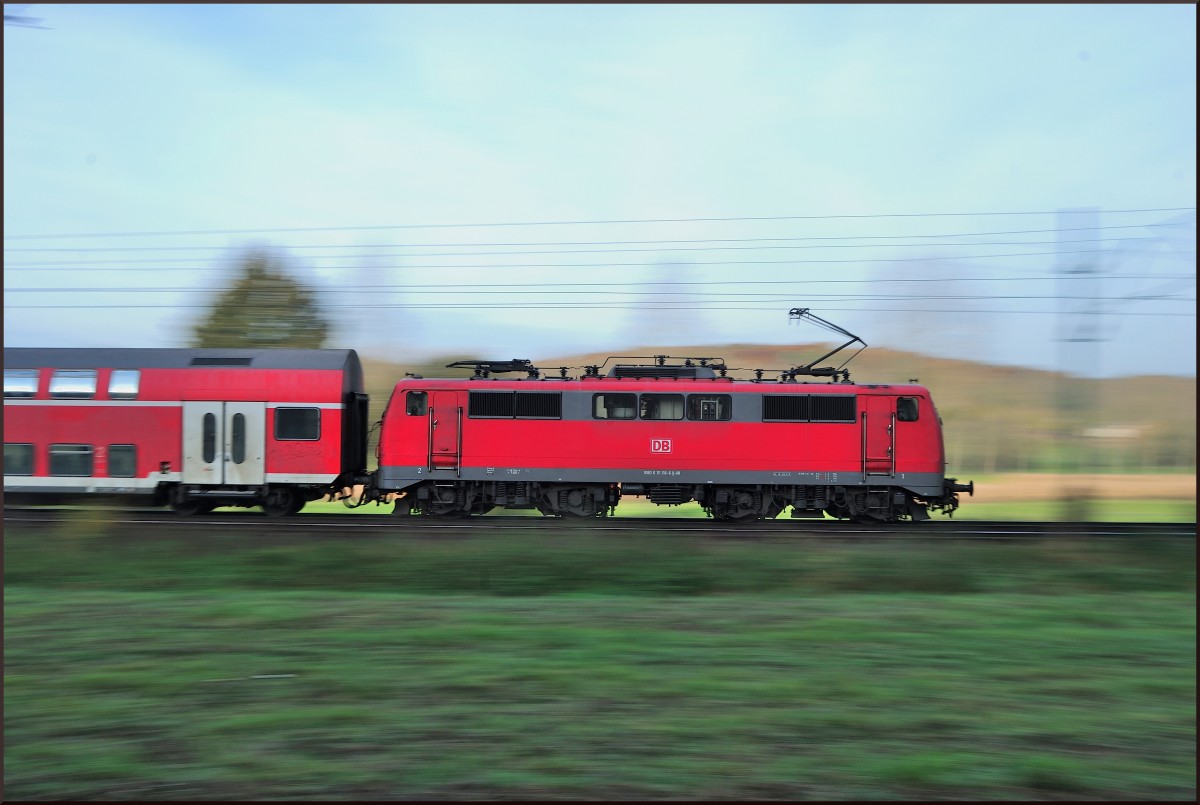 111 118 schiebt den RE4 Aachen - Dortmund im Wurmtal auf der KBS 485 gegen Aachen.
Mitgezogen am Morgen des 14.11.2014