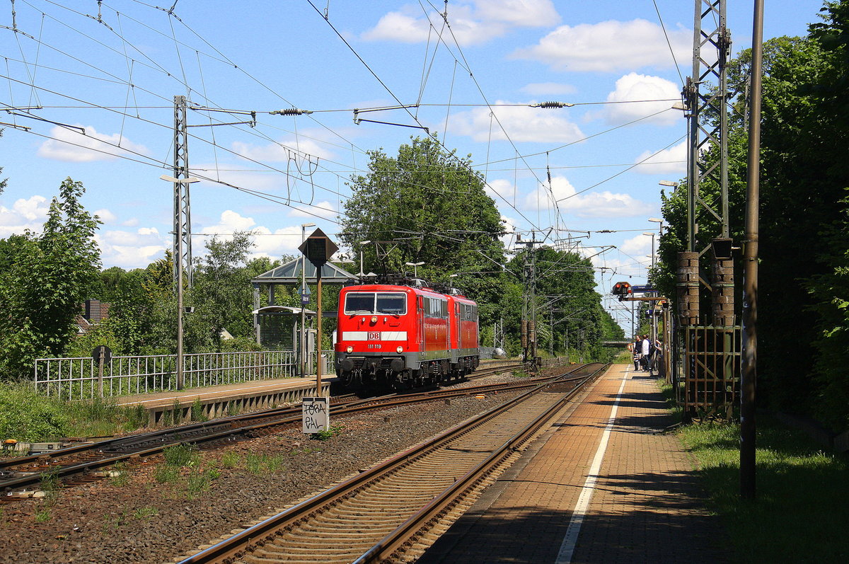 111 119 und 111 129  beide von DB kommen als Lokzug aus Dortmund-Hbf nach Aachen-Hbf und kommen aus Richtung Neuss,Herzogenrath und fahren durch Kohlscheid und fahren die Kohlscheider-Rampe hoch in Richtung Richterich,Laurensberg,Aachen-West,Aachen-Schanz,Aachen-Hbf.
Aufgenommen von Bahnsteig 1 in Kohlscheid. 
Bei Sommerwetter am Mittag vom 5.6.2017.