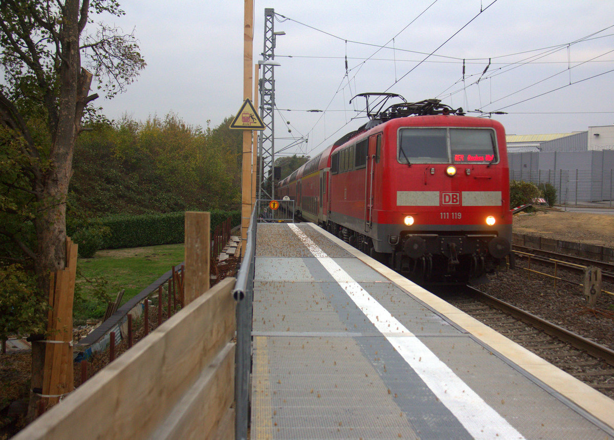 111 119 DB kommt die Kohlscheider-Rampe hoch aus Richtung Neuss,Herzogenrath mit dem RE4 aus Dortmund-Hbf nach Aachen-Hbf und fährt durch Kohlscheid in Richtung Richterich,Laurensberg,Aachen-West,Aachen-Schanz,Aachen-Hbf. 
Aufgenommen vom Bahnsteig 2 in Kohlscheid.
Bei Wolken am Nachmittag vom 25.10.2018.
