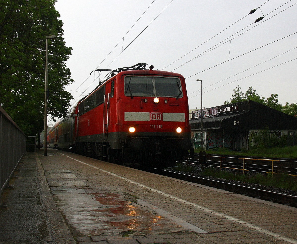 111 119 DB kommt die Kohlscheider-Rampe hoch aus Richtung Neuss,Herzogenrath mit dem RE4 aus Dortmund-Hbf-Aachen-Hbf  und fährt durch Kohlscheid in Richtung Richterich,Laurensberg,Aachen-West. 
Bei Regenwetter am Abend vom 6.5.2014. 