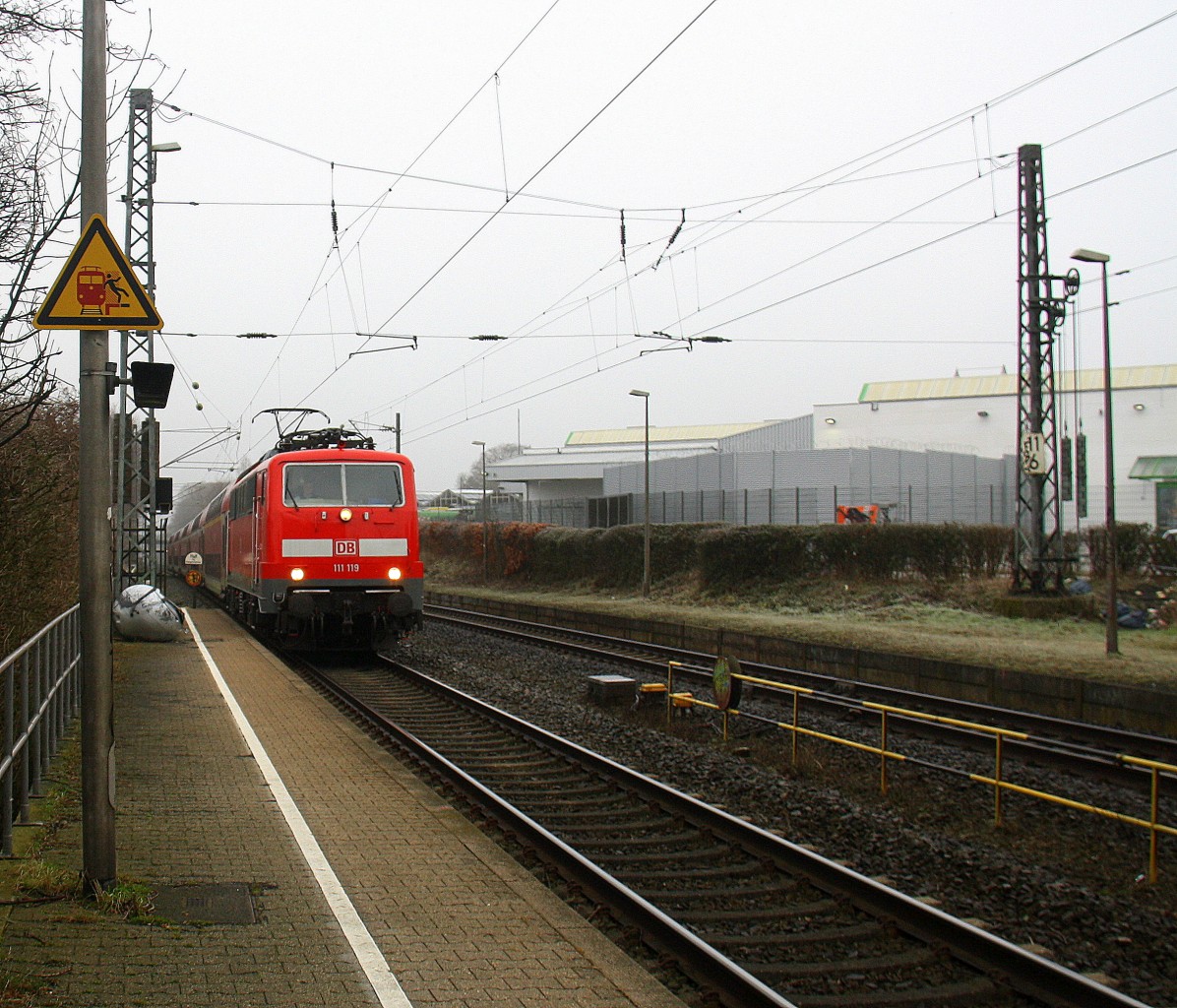 111 119 DB kommt die Kohlscheider-Rampe hoch aus Richtung Neuss,Herzogenrath mit dem RE4 aus Dortmund-Hbf-Aachen-Hbf und hält in Kohlscheid und fährt dann weiter in Richtung Richterich,Laurensberg,Aachen-West,Aachen-Schanz,Aachen-Hbf. Aufgenommen vom Bahnsteig 2 in Kohlscheid. 
Bei Schneeflocken am Kalten Morgen vom 8.3.2016.