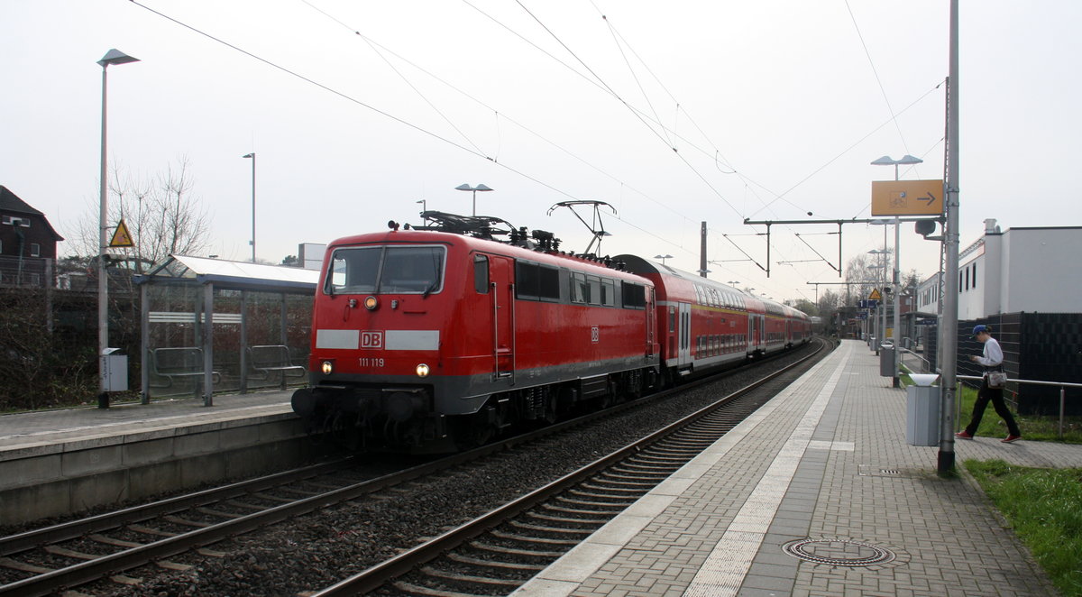 111 119 DB kommt mit dem RE4 aus Aachen-Hbf nach Dortmund-Hbf und kommt aus Richtung Aachen-Hbf,Aachen-Schanz,Aachen-West,Laurensberg,Richterich,Kohlscheid,Herzogenrath,Palenberg,Zweibrüggen,Frelenberg,Geilenkirchen,Süggerrath,Lindern,Brachelen,Hückelhoven-Baal,Baal und hält in Erkelenz und fährt dann weiter in Richtung Herrath,Beckrath,Wickrath,Rheydt-Hbf,Mönchengladbach-Hbf. Aufgenommen vom Bahnsteig 1 in Erkelenz. 
Bei Sonne und Wolken am Nachmittag vom 11.3.2017.