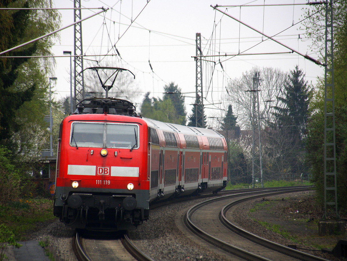 111 119 DB kommt mit einem RE4 von Düsseldorf-Hbf nach Aachen-Hbf und kommt aus Richtung Neuss-Hbf,Mönchengladbach-Hbf,Rheydt-Hbf,Wickrath,Beckrath,Herrath und fährt in Erkelenz ein und fährt dann weiter in Richtung Baal,Hückelhoven-Baal,Brachelen,Lindern,Süggerrath,Geilenkirchen,Frelenberg,Zweibrüggen,Übach-Palenberg,Rimburg,Finkenrath,Hofstadt,Herzogenrath, Kohlscheid,Richterich,Laurensberg,Aachen-West,Aachen-Schanz,Aachen-Hbf. 
Aufgenommen vom Bahnsteig 1 in Erkelenz.
Bei Wolken am Nachmittag vom 7.4.2017.