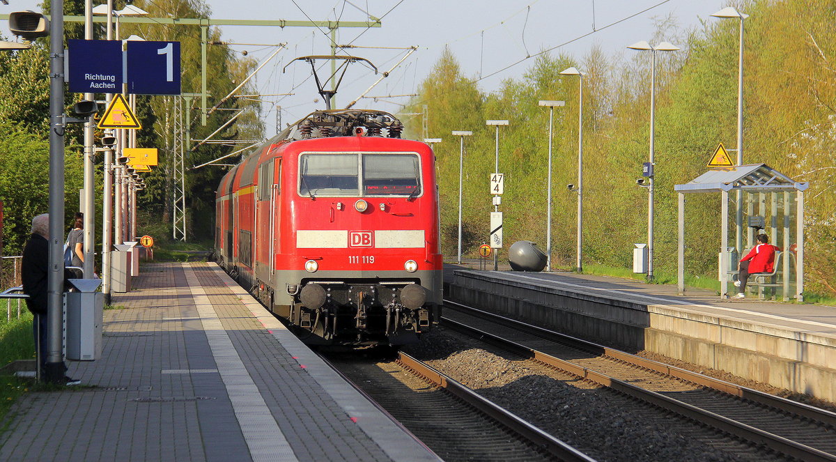 111 119 DB kommt mit einem RE4 Verstärkerzug von Düsseldorf-Hbf nach Aachen-Hbf und kommt aus Richtung Neuss-Hbf,Mönchengladbach-Hbf,Rheydt-Hbf,Wickrath,Beckrath,Herrath und fährt in Erkelenz ein und fährt dann weiter in Richtung Baal,Hückelhoven-Baal,Brachelen,Lindern,Süggerath,Geilenkirchen,Frelenberg,Zweibrüggen,Übach-Palenberg,Rimburg,Finkenrath,Hofstadt,Herzogenrath, Kohlscheid,Richterich,Laurensberg,Aachen-West,Aachen-Schanz,Aachen-Hbf. 
Aufgenommen vom Bahnsteig 1 in Erkelenz. 
Bei schönem Frühlingswetter am 17.4.2018.