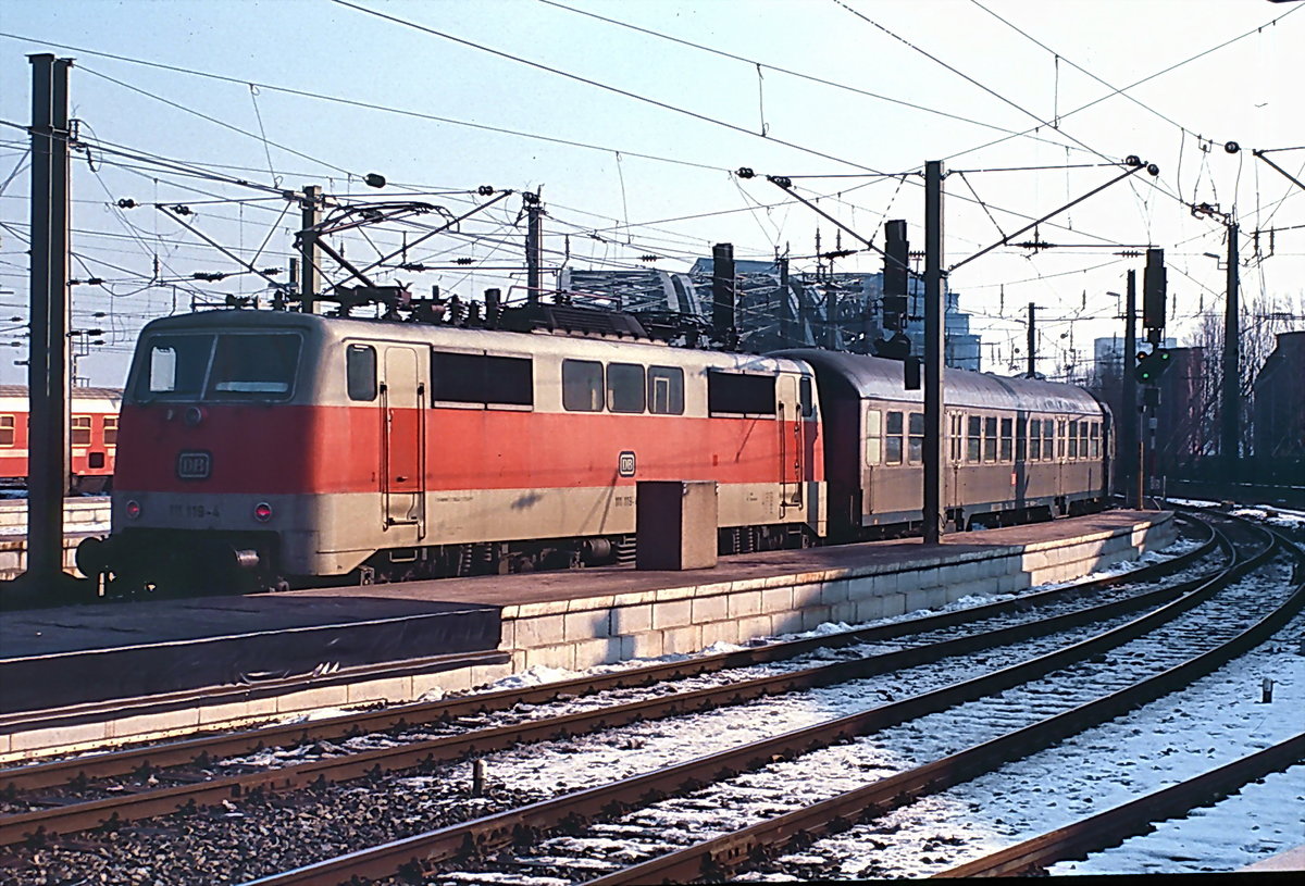 111 119 fährt im Januar 1990 in den Kölner HBF mit einer Garnitur Silberlinge ein. Es handelt sich um einen Diascan, daher ist die Qualität nicht 100ig.