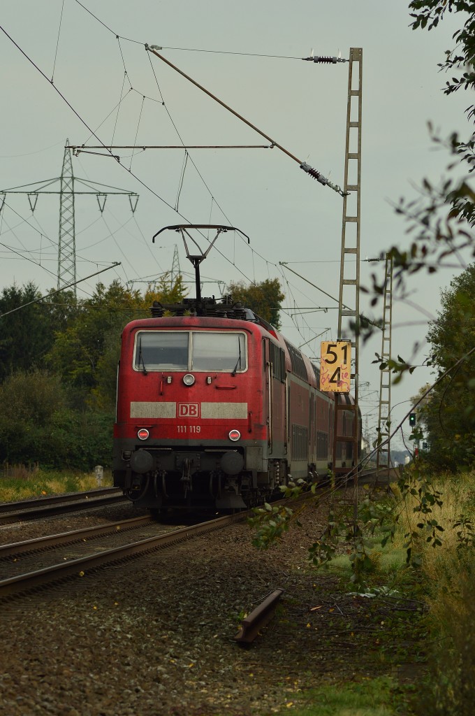 111 119 mit einer RE4 nach Düsseldorf Hbf bei Herrath. 12.10.2014