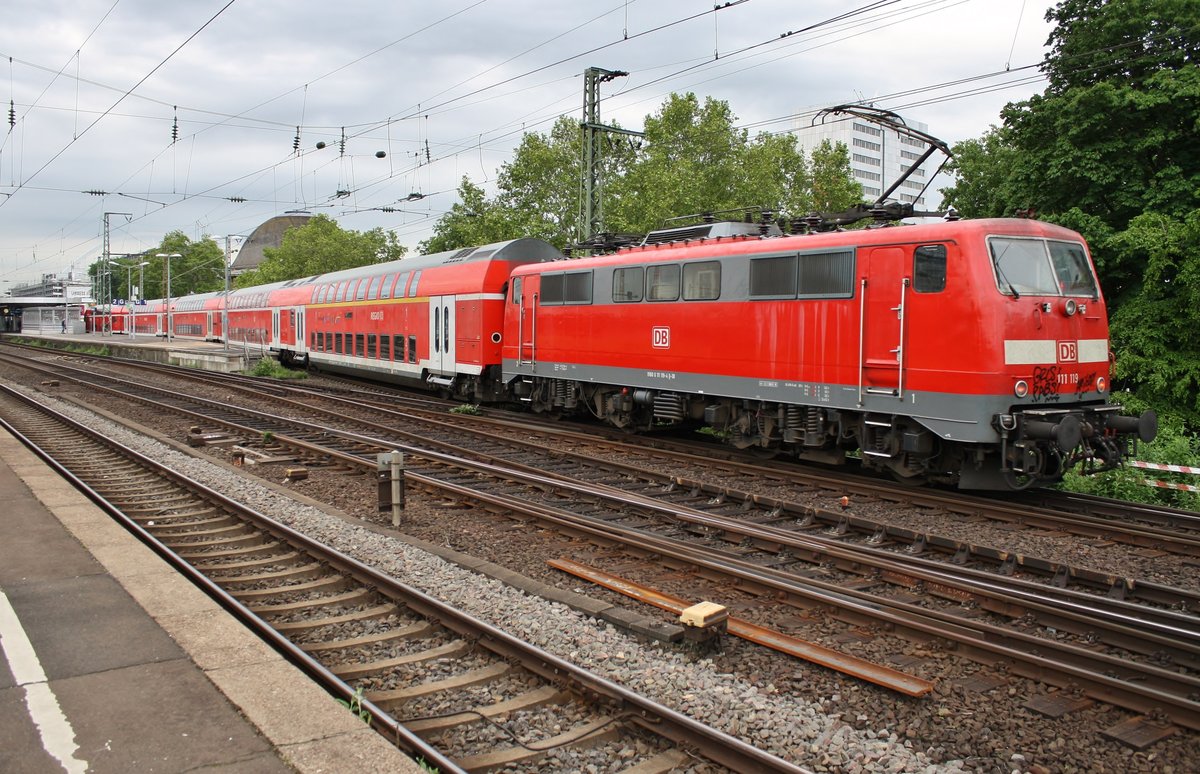 111 119 schiebt am Morgen des 28.05.2019 den RE1 (RE10171)  Nordrhein-Westfalen-Express  von Aachen Hauptbahnhof nach Düsseldorf Hauptbahnhof in Köln Messe/Deutz.