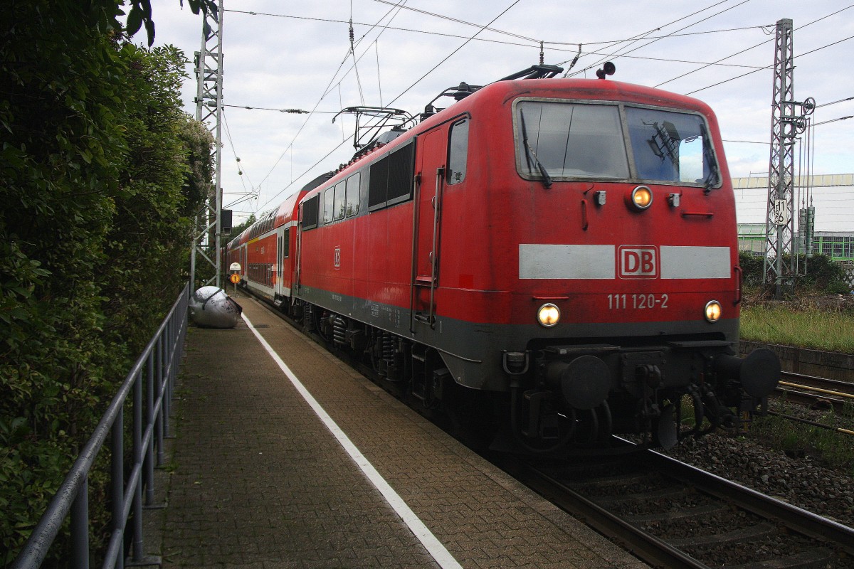 111 120-2 DB kommt die Kohlscheider-Rampe hoch aus Richtung Neuss,Herzogenrath mit dem RE4 aus Dortmund-Hbf-Aachen-Hbf und fährt durch Kohlscheid in Richtung Richterich,Laurensberg,Aachen-West. 
Bei Sonne und Regenwolken am Abend vom 6.9.2015.