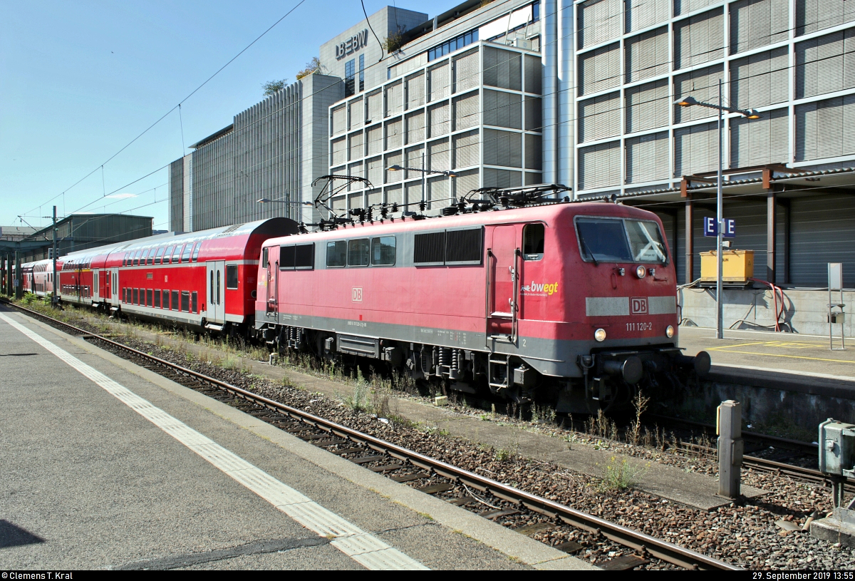 111 120-2 von DB Regio Baden-Württemberg als RE 32901 nach Tübingen Hbf steht im Startbahnhof Stuttgart Hbf auf Gleis 2.
[29.9.2019 | 13:55 Uhr]
