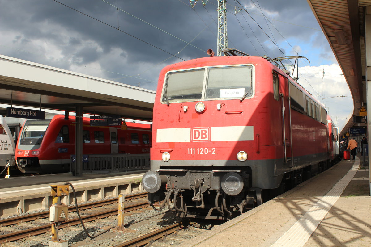 111 120 am RE Stuttgart-Nürnberg, der nur noch selten mit n-Wagen zu sehen ist. Im Januar 2017 waren noch alle Leistungen mit n-Wagen bespannt.
Das dominierende Design der Wagen war OFV/DBm jeweils ein Wagen im DBm und DBm-SH Design.