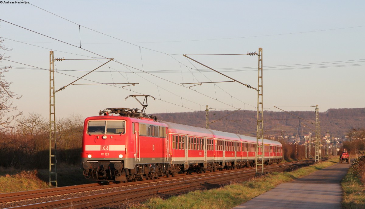 111 121-0 mit dem RE 12190 (Frankfurt(Main)Hbf-Koblenz Hbf)) bei Gaulsheim 24.2.14