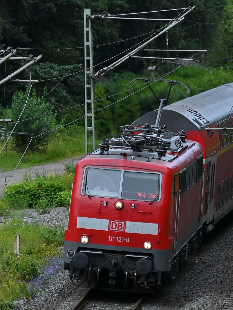 111 121-0 zieht Ende Juli 2020 RE4 Richtung Dortmund durch Ennepetal.
