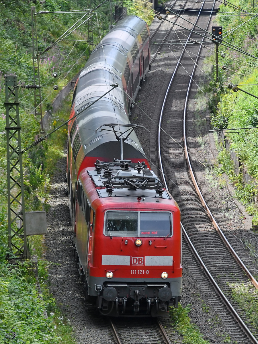 111 121-0 zieht Ende Juli 2020 RE4 Richtung Dortmund durch Schwelm.