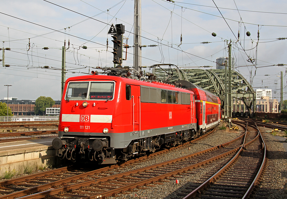 111 121 am RE1 nach Aachen in Köln Hbf am 19.09.2017