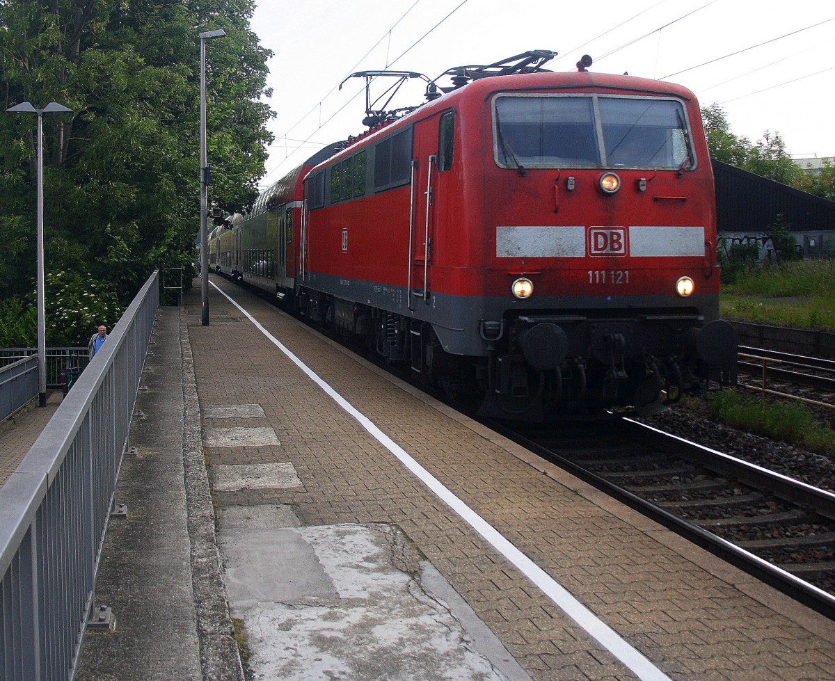 111 121 DB  kommt die Kohlscheider-Rampe hoch aus Richtung Neuss,Herzogenrath mit dem RE4 aus Dortmund-Hbf-Aachen-Hbf und fährt durch Kohlscheid in Richtung Richterich,Laurensberg,Aachen-West.
An einem schönem Sommermorgen vom 11.6.2015.