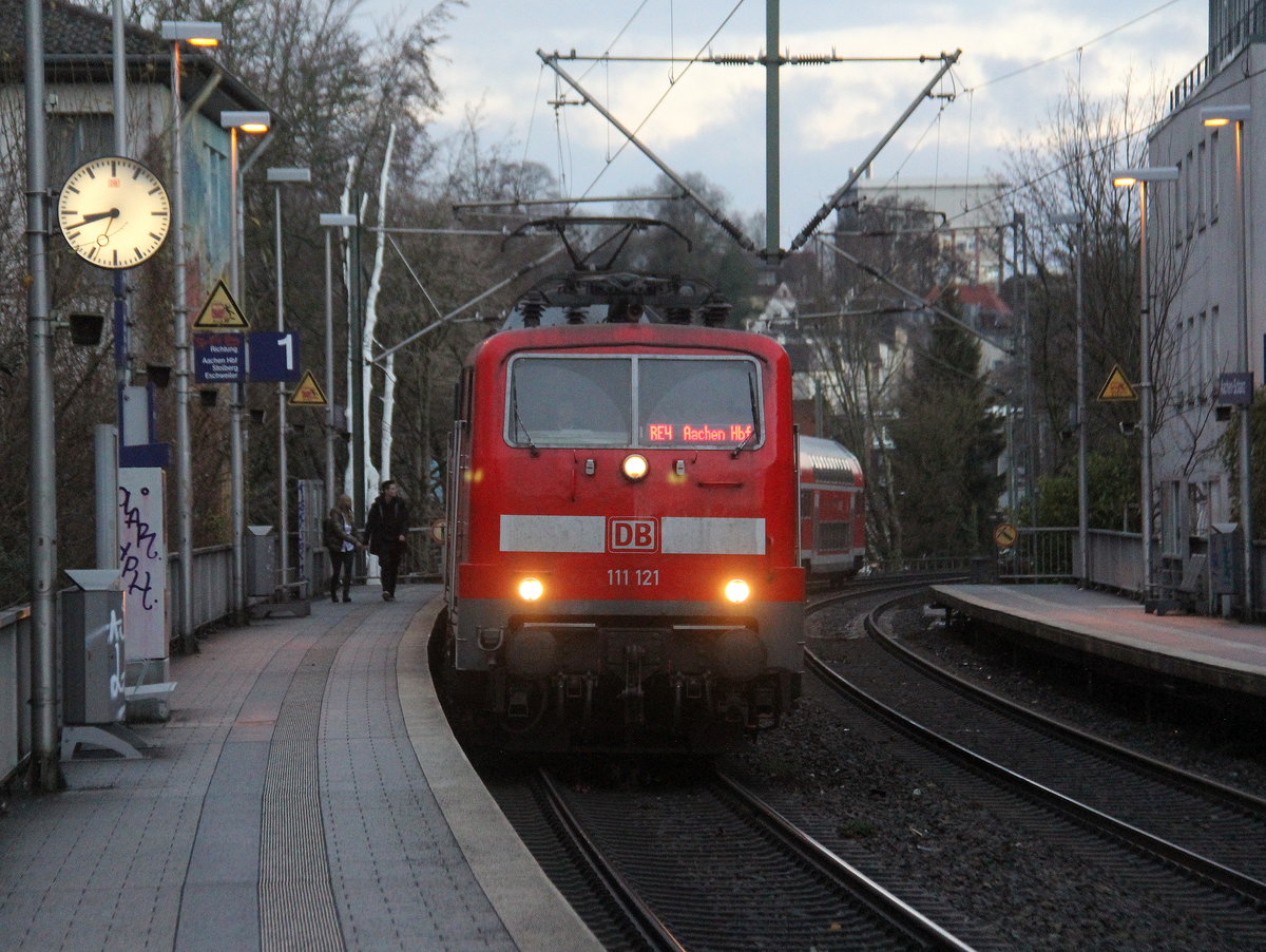 111 121 DB kommt mit dem RE4 von Dortmund-HBf nach Aachen-Hbf und kommt aus Richtung Rheydt,Wickrath,Beckrath,Herrath,Erkelenz,Baal,Hückelhoven-Baal,Brachelen,,Lindern,Süggerath,Geilenkirchen,Frelenberg,Zweibrüggen,Übach-Palenberg,Rimburg,Finkenrath,Hofstadt,Herzogenrath, Kohlscheid,Richterich,Laurensberg,Aachen-West und fährt in Aachen-Schanz ein und hält in Aachen-Schanz und fährt dann weiter in Richtung Aachen-Hbf. 
Aufgenommen vom Bahnsteig von Aachen-Schanz. 
Am Morgen vom 17.1.2019.
