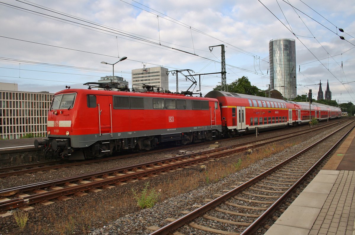 111 121 hat am Morgen des 4.7.2017 mit dem RE1 (RE10163)  Nordrhein-Westfalen-Express  von Geilenkirchen den Endbahnhof, Köln Messe/Deutz erreicht.