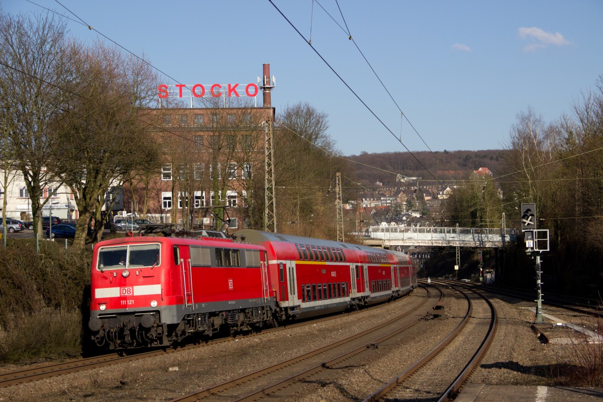 111 121 mit dem RE 10424 (Dortmund Hbf - Aachen Hbf) in Wuppertal-Sonnborn am 12.03.15