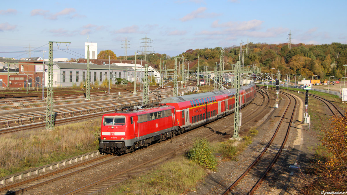 111-121 mit dem RE10410 hier bei der Einfahrt in den Herzogenrather Bahnhof.


Herzogenrath, 31.10.2020