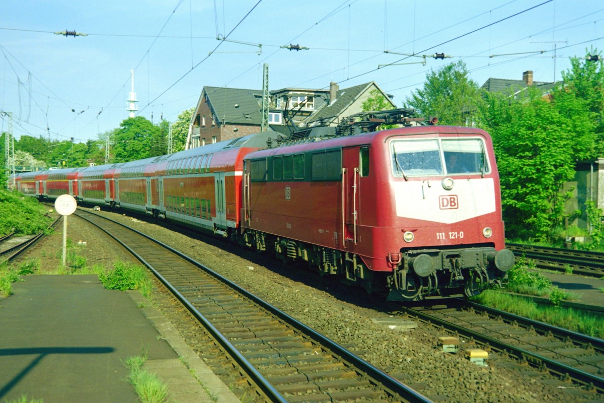 111 121 mit RE 24436 (Hamburg–Bremen) am 09.05.2000 in Buchholz (Nordheide)