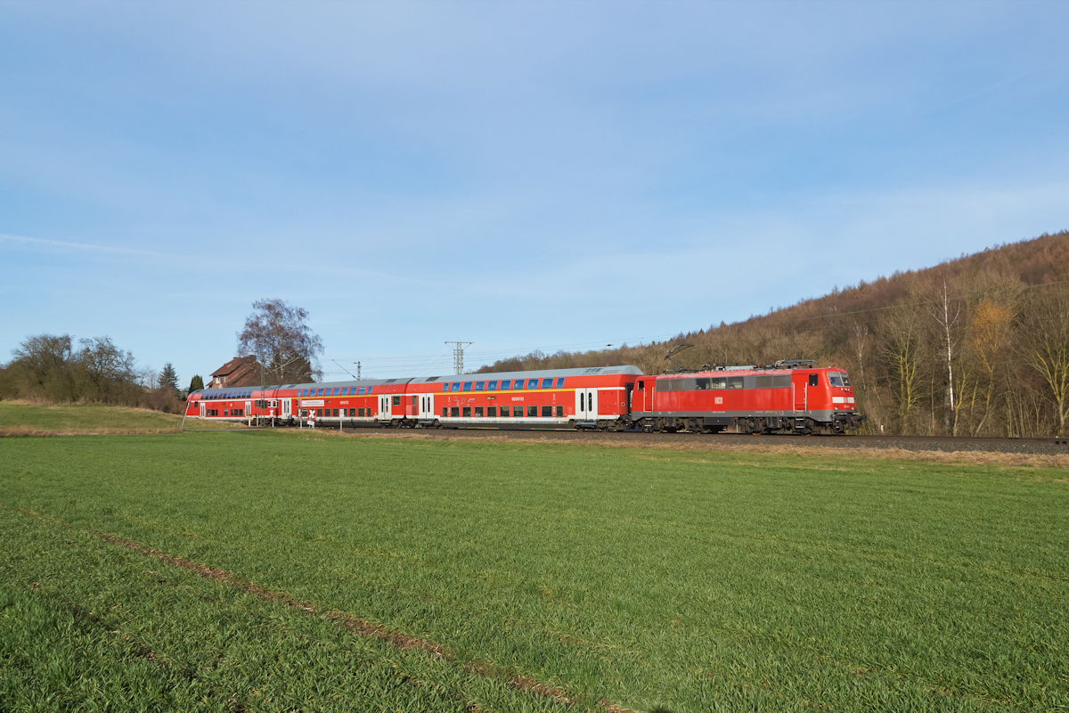 111 121 zog am 12.02.2021 CBB 31309 von Essen nach Kassel. Dabei wurde bei Hofgeismar-Hümme  eines der hier noch recht zahlreichen ehemaligen Bahnwärterhaus passiert. Die Centralbahn nutzt Material von DB Gebrauchtzug für diese Fahrten.