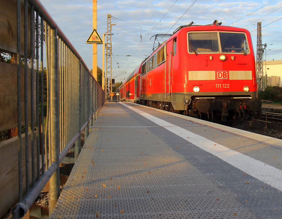 111 122  DB kommt die Kohlscheider-Rampe hoch aus Richtung Neuss,Herzogenrath mit einem RE4 Verstärkerzug aus Düsseldorf-Hbf nach Aachen-Hbf und hält in Kohlscheid und fährt dann weiter in Richtung Richterich,Laurensberg,Aachen-West,Aachen-Schanz,Aachen-Hbf.
Aufgenommen vom Bahnsteig 2 in Kohlscheid. 
Am Abend vom 16.10.2018.
