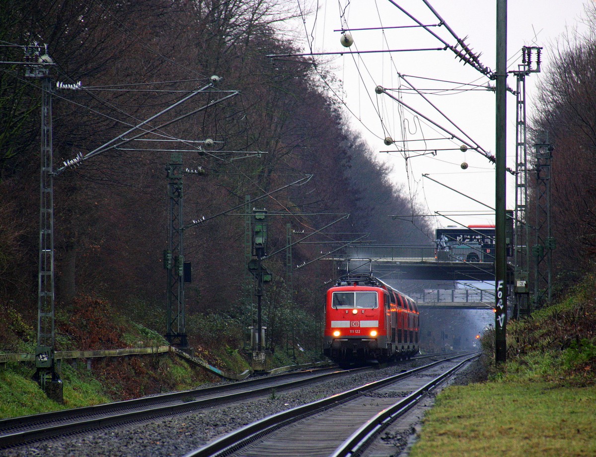111 122 DB kommt die Kohlscheider-Rampe hoch aus Richtung Neuss,Herzogenrath mit dem RE4 aus Dortmund-Hbf nach Aachen-Hbf und fährt durch Kohlscheid in Richtung Richterich,Laurensberg,Aachen-West. 
Bei Regenwetter am Nachmittag vom 25.12.2015.