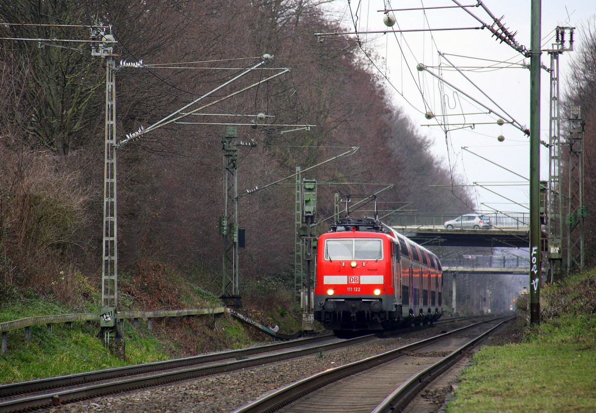 111 122 DB kommt die Kohlscheider-Rampe hoch aus Richtung Neuss,Herzogenrath mit dem RE4 aus Dortmund-Hbf nach Aachen-Hbf und fährt durch Kohlscheid in Richtung Richterich,Laurensberg,Aachen-West. 
Aufgenommen von Bahnsteig 1 in Kohlscheid. 
Bei Sonne und Wolken am Nachmittag vom 1.1.2016.