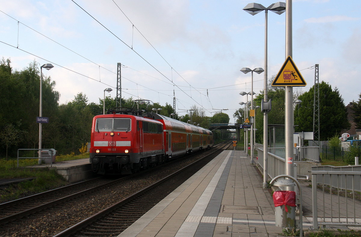 111 122 DB kommt mit dem RE4 von Dortmund-HBf nach Aachen-Hbf und kommt aus Richtung Rheydt,Wickrath,Beckrath,Herrath,Erkelenz,Baal,Hückelhoven-Baal,Brachelen,Lindern,Süggerath,Geilenkirchen,Frelenberg,Zweibrüggen und hilt in Übach-Palenberg und fährt in Richtung Rimburg,Finkenrath,Hofstadt,Herzogenrath, Kohlscheid,Richterich,Laurensberg,Aachen-West,Aachen-Schanz,Aachen-Hbf. 
Aufgenommen von Bahnsteig 2 von Übach-Palenberg. 
Bei Sonne und Wolken am Abend vom 8.5.2017.