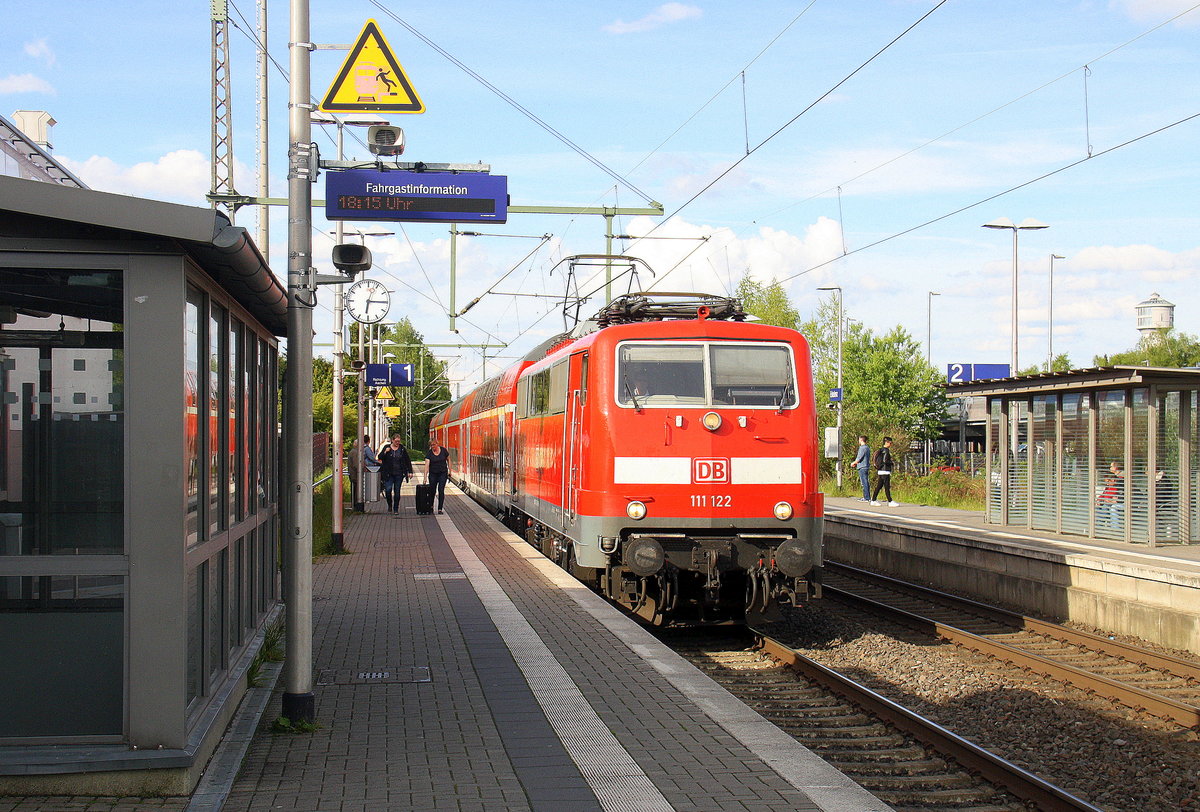 111 122 DB kommt mit dem RE4  Verstärkerzug von Düsseldorf-HBf nach Aachen-Hbf und kommt aus Richtung Neuss-Hbf,Mönchengladbach-Hbf,Rheydt-Hbf,Wickrath,Beckrath,Herrath und fährt in Erkelenz ein und fährt dann weiter in Richtung Baal,Hückelhoven-Baal,Brachelen,Lindern,Süggerath,Geilenkirchen,Frelenberg,Zweibrüggen,Übach-Palenberg,Rimburg,Finkenrath,Hofstadt,Herzogenrath, Kohlscheid,Richterich,Laurensberg,Aachen-West,Aachen-Schanz,Aachen-Hbf. Aufgenommen vom Bahnsteig 1 in Erkelenz. 
Bei schönem Frühlingswetter am Abend vom 12.5.2017.