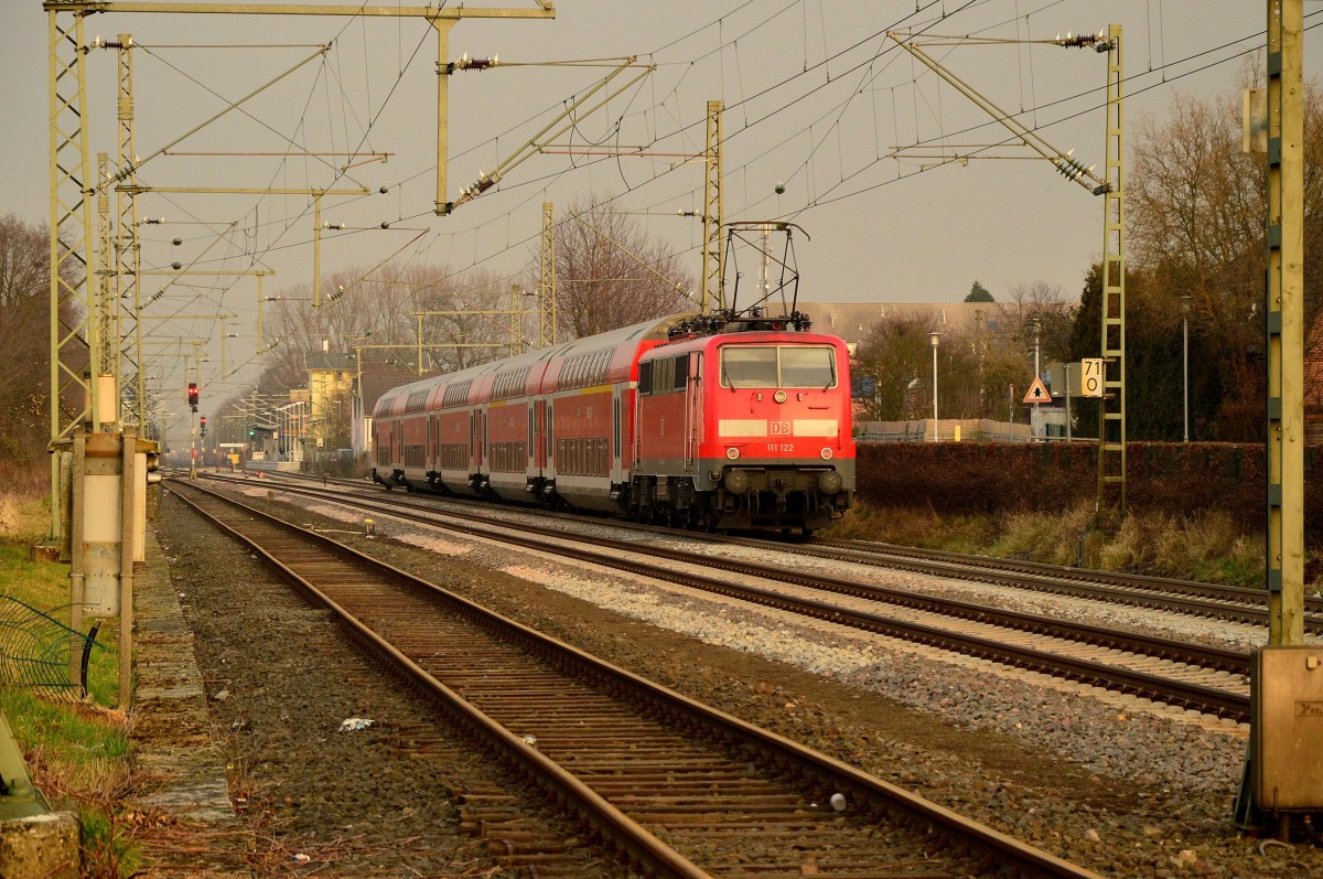 111 122 mit einem RE4 nach Dortmund in Kleinenbroich am Mittwoch den 18.2.2015