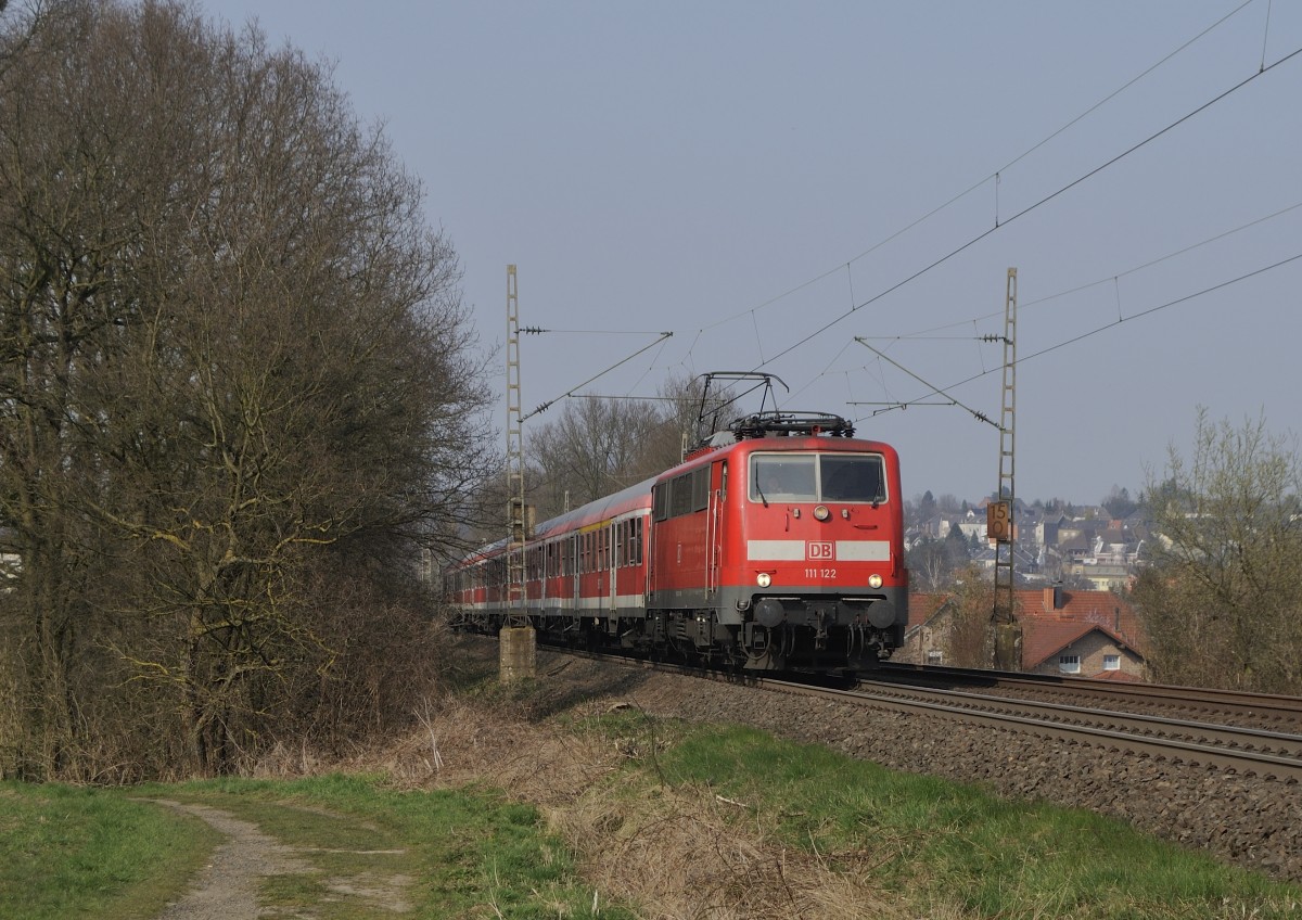 111 122 mit N-Wagen als RE4 Wupper-Express Verstärkerzug, auf der steilen Rampe zwischen Herzogenrath HBF und Her.Kohlscheid (KBS 485, Km 15,0 ). Bei Frühlings Wetter am 9.4.2015 