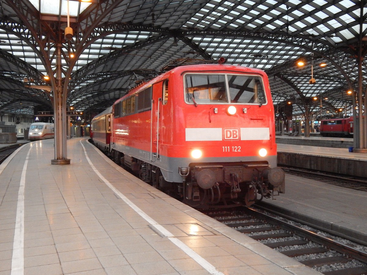 111 122 stand am 2.11 mit dem AKE 96 nach Wetserland Sylt morgens gegen 7 Uhr im Kölner HBF.

Köln 02.11.2014