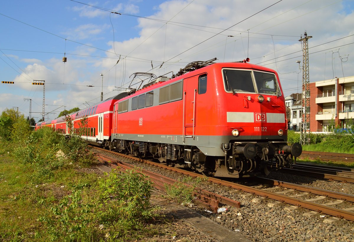 111 122 verlässt Rheydt mit einem RE4 Verstärkerzug nach Aachen Hbf am Abend des 8.5.2017
