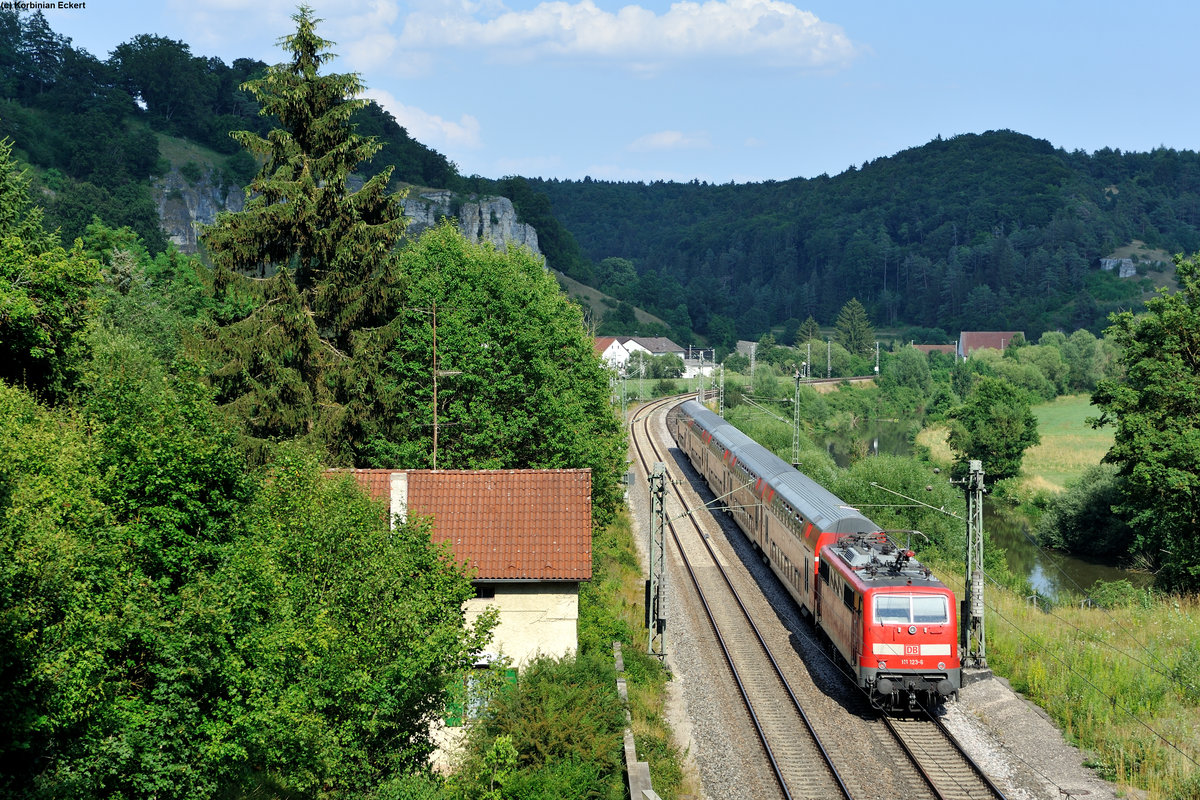 111 123-6 mit der RB59099 von Nürnberg nach München Hbf kurz vor Dollnstein, 16.07.2015