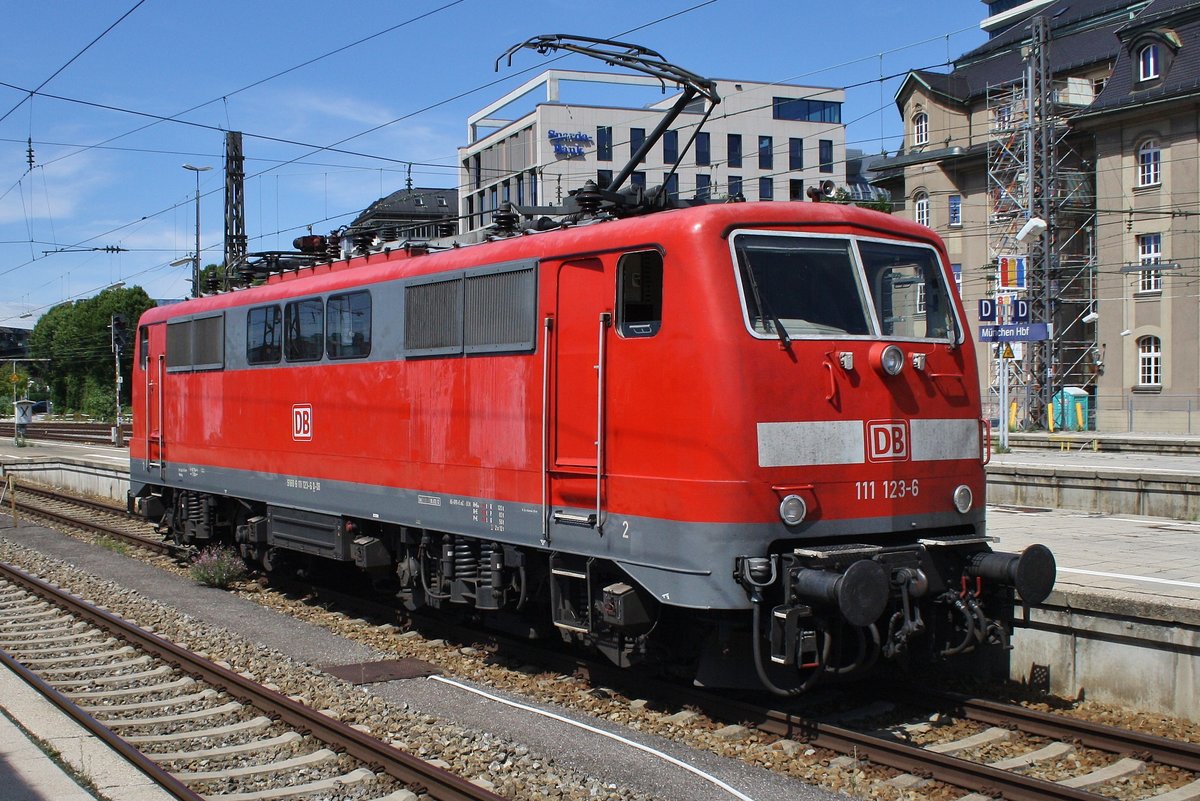 111 123-6 rangiert am 14.8.2017 im Münchener Hauptbahnhof.