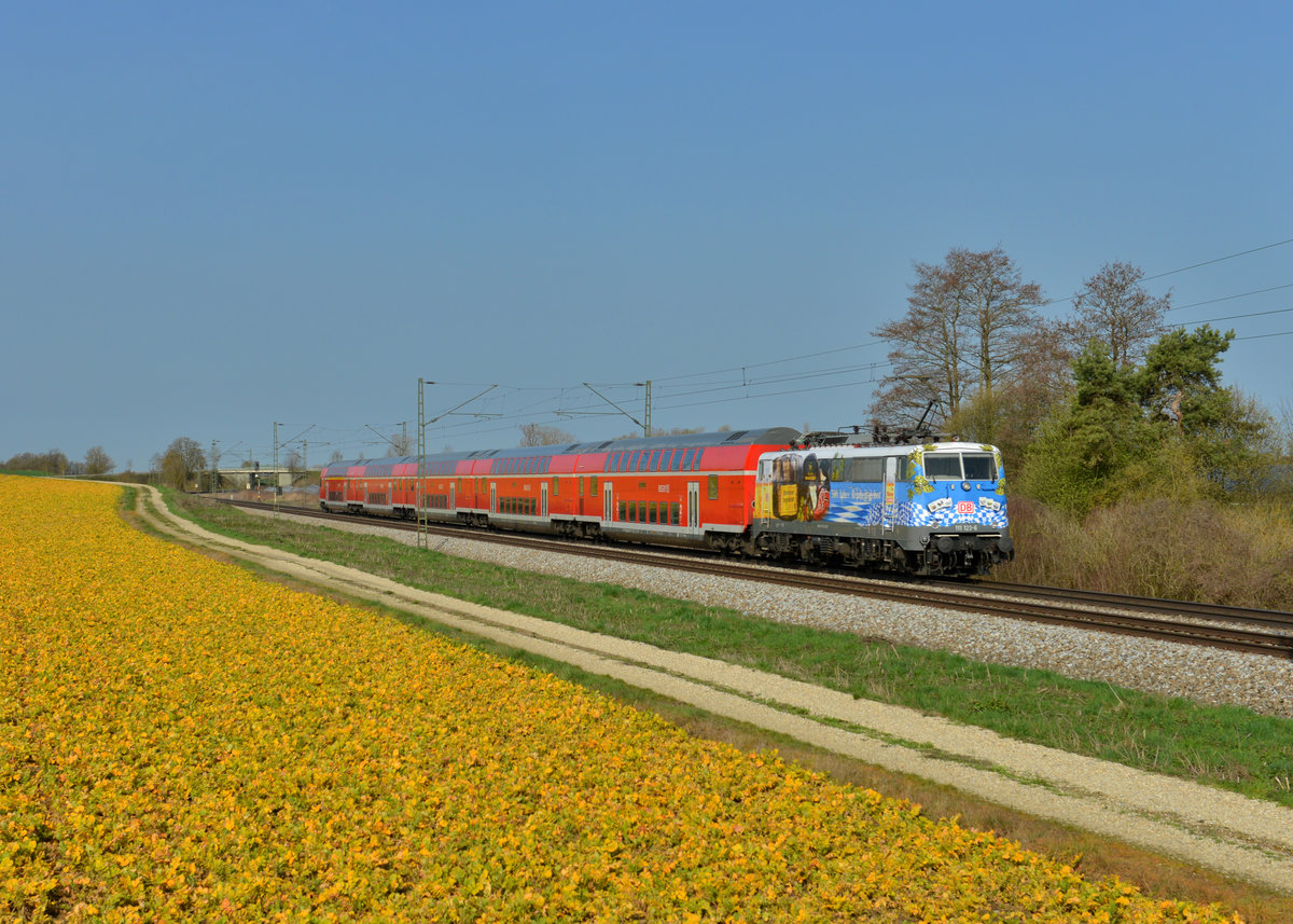111 123 mit einem RE am 02.04.2016 bei Langenisarhofen. 