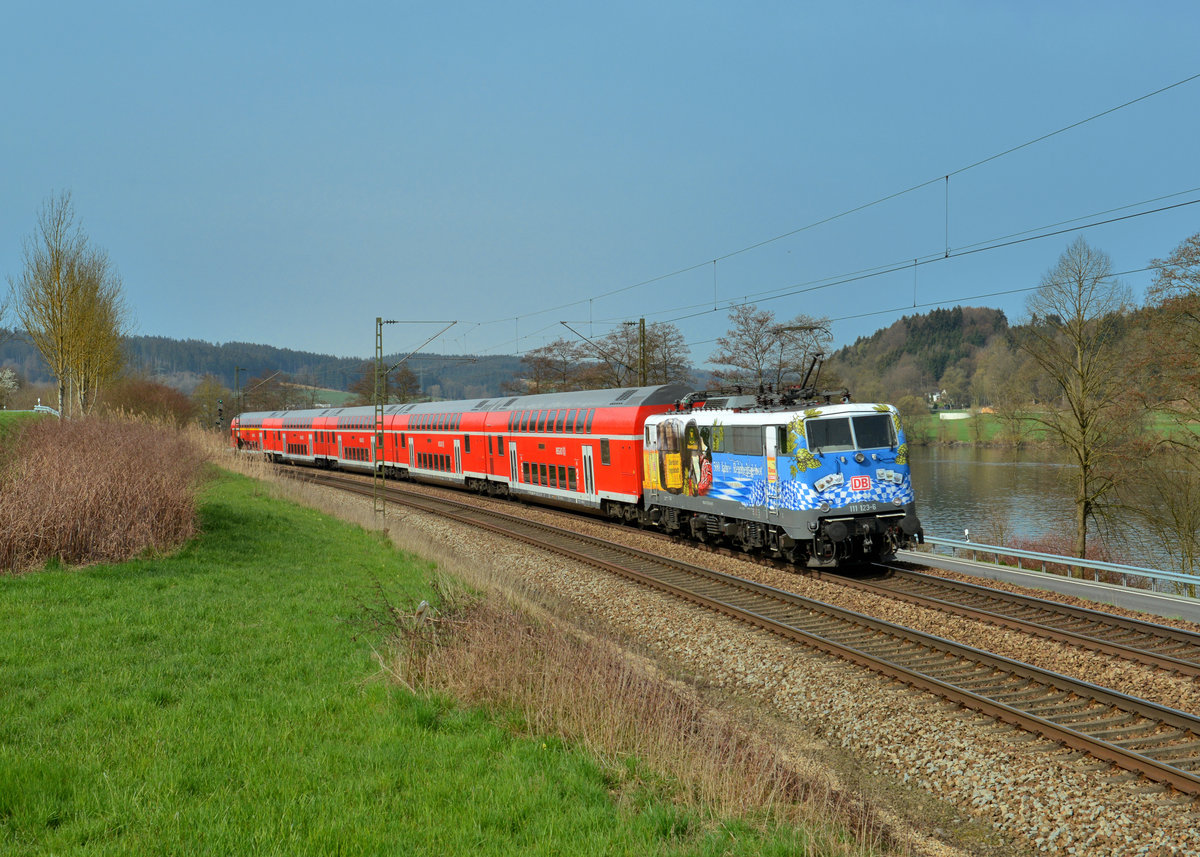 111 123 mit einem RE am 03.04.2016 bei Sandbach. 