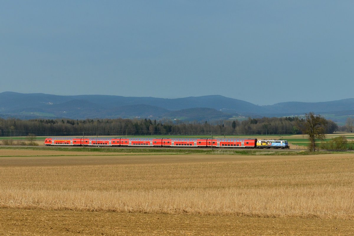 111 123 mit einem RE am 03.04.2016 bei Langenisarhofen. 