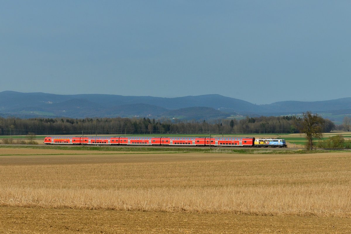 111 123 mit einem RE am 03.04.2016 bei Langenisarhofen. 