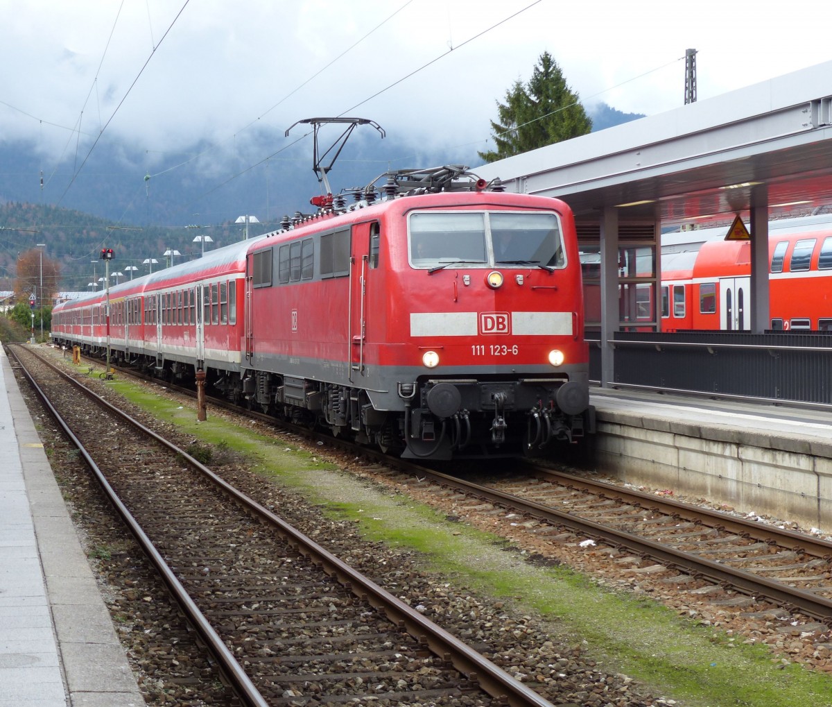 111 123 mit einen RE am Haken am 30.10.2013 in Garmisch Partenkirchen.