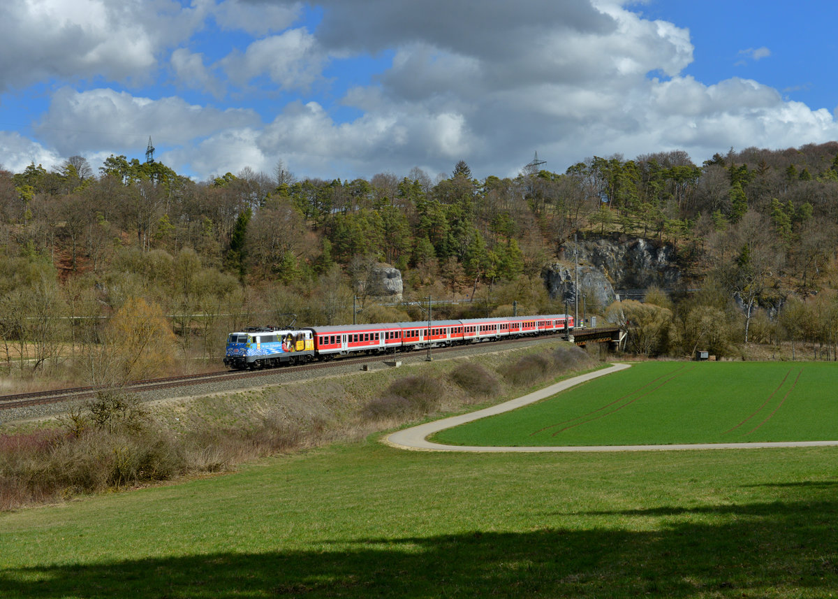 111 123 mit einer RB am 29.03.2016 bei Solnhofen. 