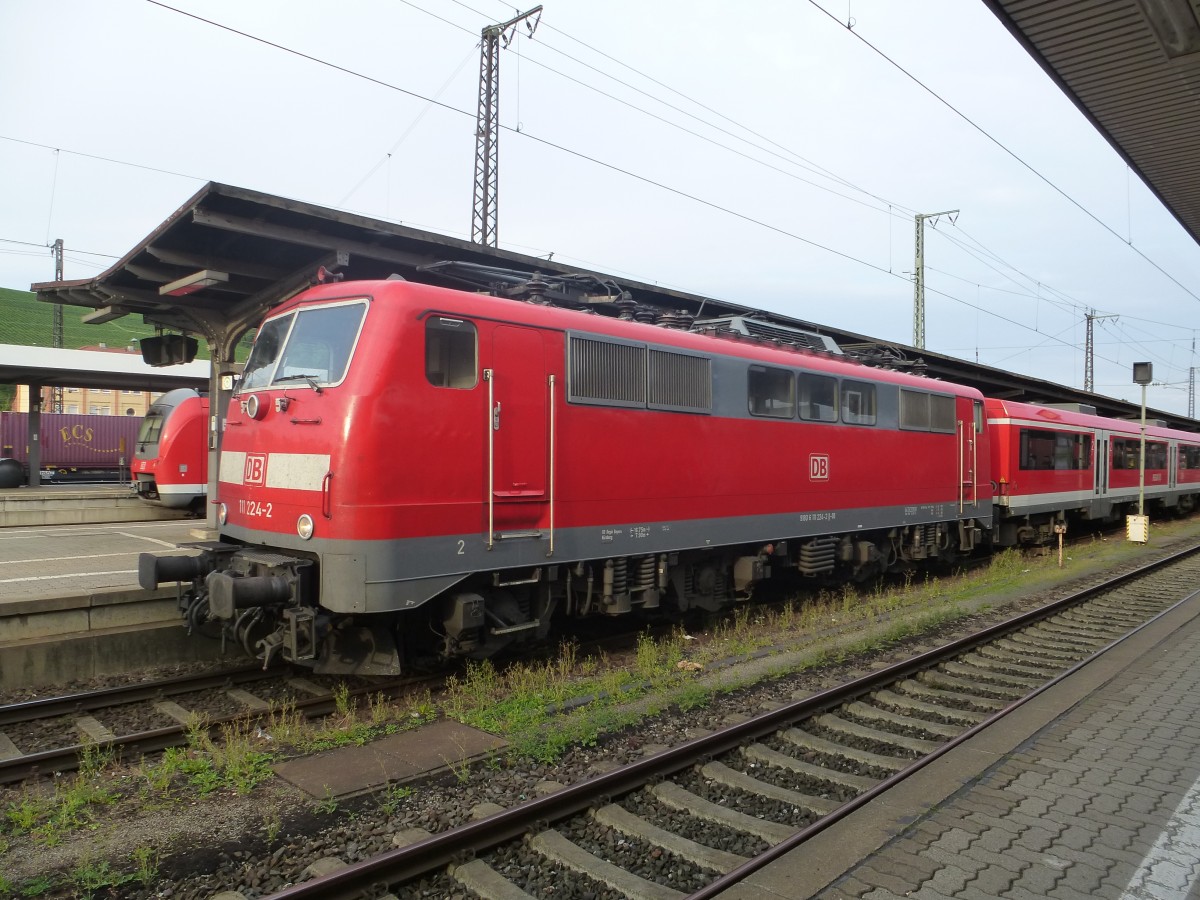 111 124-2 steht hier mit dem RE Wrzburg-Frankfurt in Wrzburg Hbf am 23.08.2013.