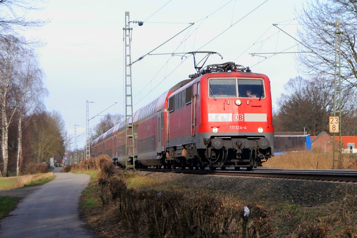 111 124-4 mit RE4 bei (Zweibrggen) bach-Palenberg am 11.2.2014 nach Aachen