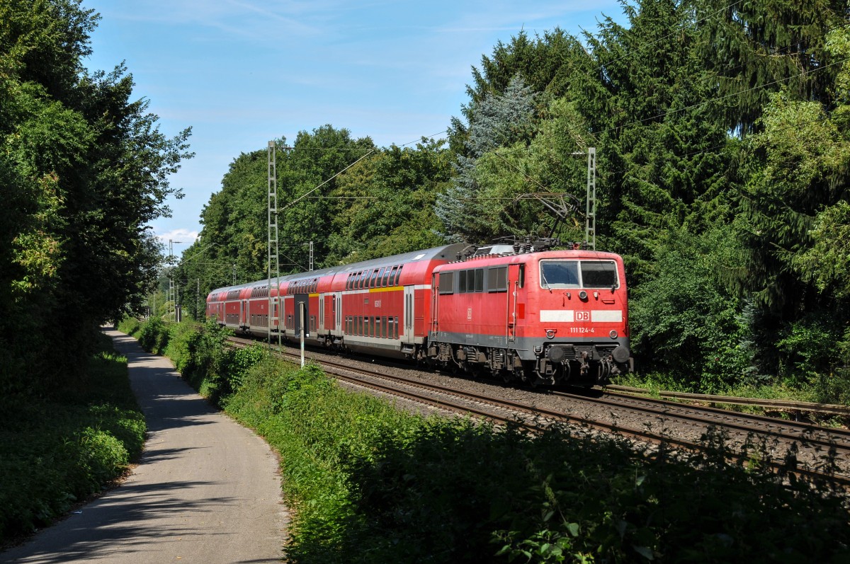 111 124-4 schiebt den RE10427 Aachen - Dortmund durch Übach-Palenberg gen Mönchengladbach. Aufgenommen am 18/07/2015 an der KBS 485.