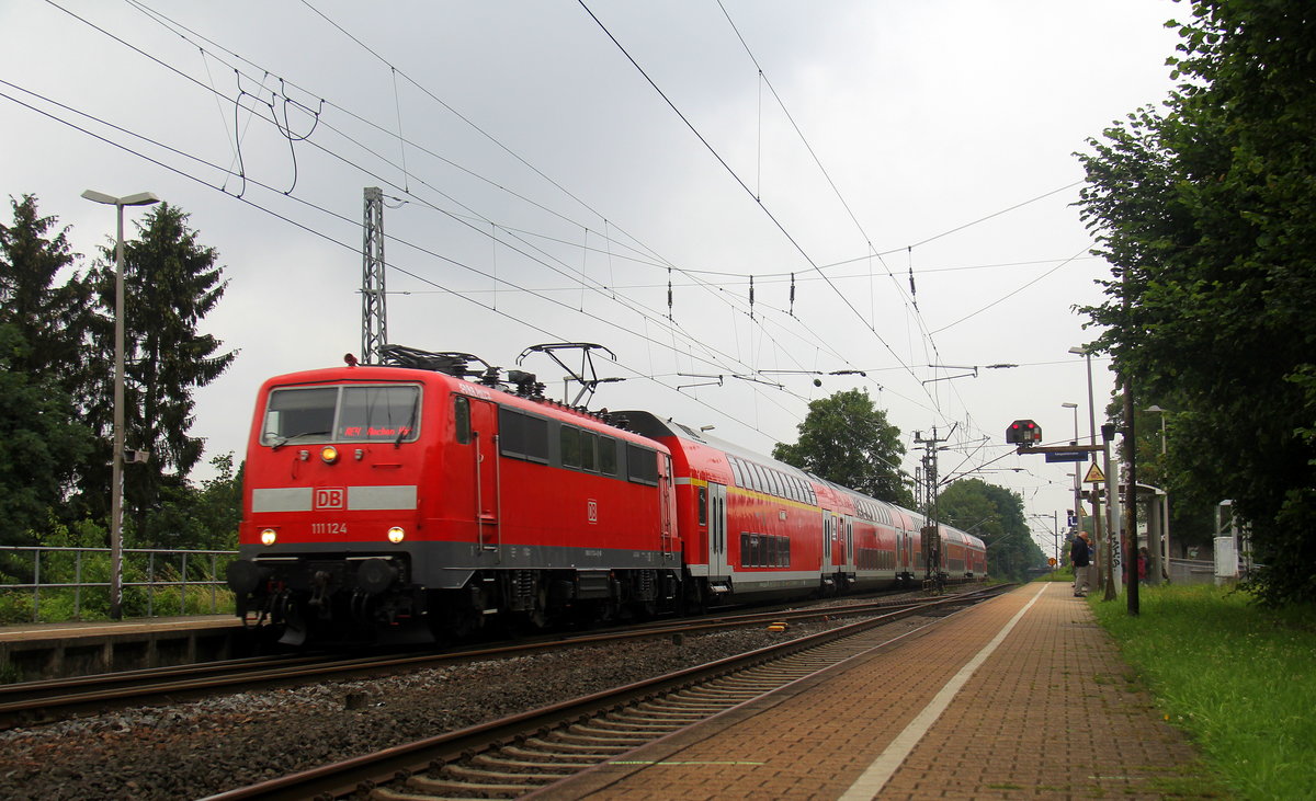 111 124 DB kommt die Kohlscheider-Rampe hoch aus Richtung Neuss,Herzogenrath mit dem RE4 aus Dortmund-Hbf nach Aachen-Hbf und fährt durch Kohlscheid in Richtung Richterich,Laurensberg,Aachen-West. 
Aufgenommen von Bahnsteig 1 in Kohlscheid. 
Bei Regenwetter am Nachmittag vom 12.6.2018.
