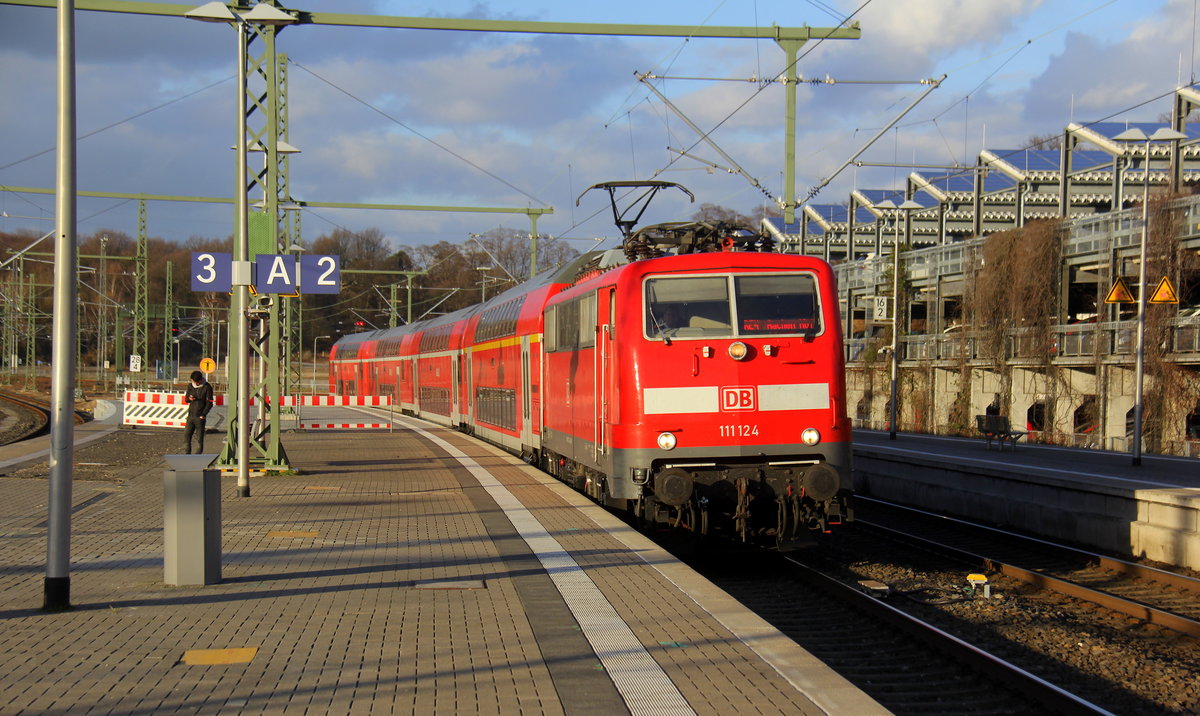 111 124 DB kommt mit dem RE4 Verstärkerzug von Düsseldorf-Hbf nach Aachen-Hbf und kommt aus Richtung Neuss-Hbf,Mönchengladbach-Hbf,Rheydt-Hbf,Wickrath,Beckrath,Herrath,Erkelenz,Baal,Hückelhoven-Baal,Brachelen,Lindern,Süggerath,Geilenkirchen,Frelenberg,Zweibrüggen,Übach-Palenberg,Rimburg,Finkenrath,Hofstadt und fährt in Herzogenrath ein und hält in Herzogenrath und fährt dann weiter in Richtung Kohlscheid,Richterich,Laurensberg,Aachen-West,Aachen-Schanz,Aachen-Hbf. 
Aufgenommen am Bahnhof von Herzogenrath. 
Bei Sonne und Wolken am Nachmittag vom 19.2.2019.