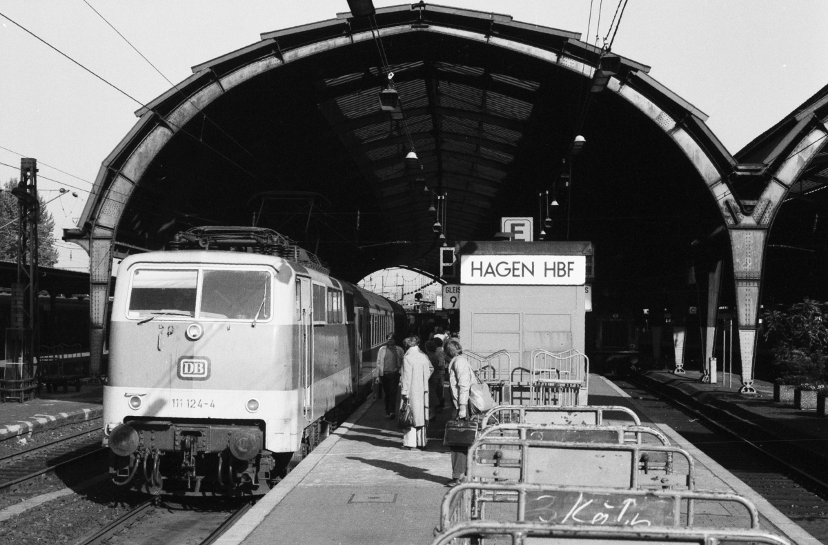 111 124 mit Kurz-IC Dortmund - Wuppertal - Köln in Hagen Hbf (20.10.1985).